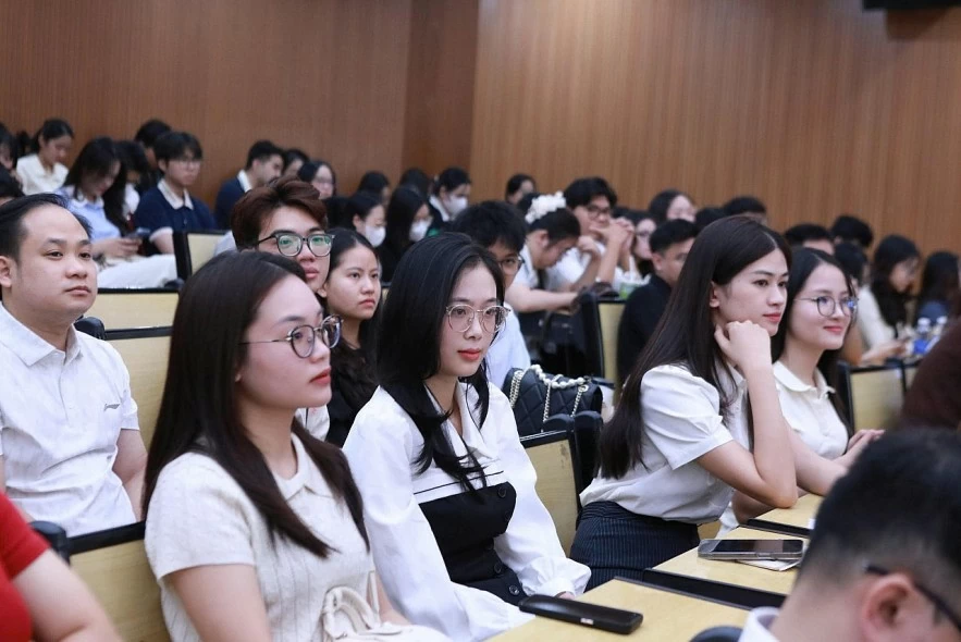 Học viện Tài chính khai giảng lớp cao học khóa 34 và nghiên cứu sinh năm 2025 đợt 2 Học viện Tài chính khai giảng lớp cao học khóa 34 và nghiên cứu sinh năm 2025 đợt 2