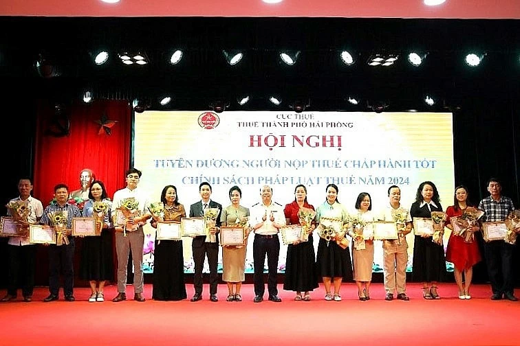 UBND TP. Hải Phòng trao Bằng khen cho Thuế TP. Hải Phòng về các thành tích tiêu biểu xuất sắc