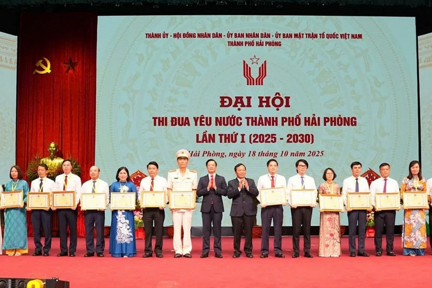 UBND TP. Hải Phòng trao Bằng khen cho Thuế TP. Hải Phòng về các thành tích tiêu biểu xuất sắc