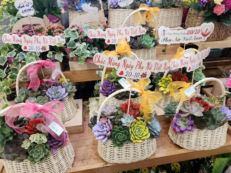 Giá hoa tươi tại Hà Nội và TP. Hồ Chí Minh tăng cao dịp 20/10 Giá hoa tươi tại Hà Nội và TP. Hồ Chí Minh tăng cao dịp 20/10