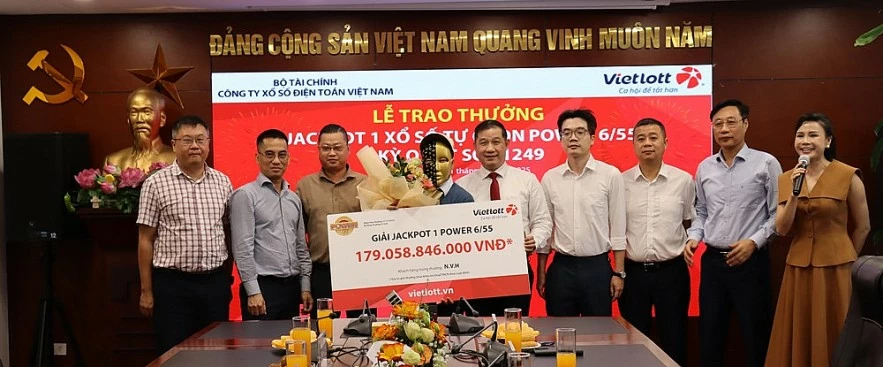 Nam giáo viên tại Đà Nẵng đóng góp 2,5 tỷ đồng để thực hiện an sinh xã hội sau khi trúng Jackpot Nam giáo viên tại Đà Nẵng trúng Jackpot hơn 179 tỷ đồng