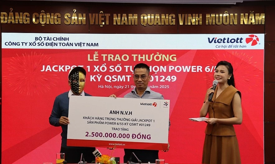 Nam giáo viên tại Đà Nẵng đóng góp 2,5 tỷ đồng để thực hiện an sinh xã hội sau khi trúng Jackpot Nam giáo viên tại Đà Nẵng trúng Jackpot hơn 179 tỷ đồng