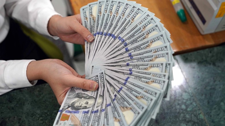 Tỷ giá USD hôm nay (24/10): Ngân hàng thương mại giảm, thị trường tự do tiếp tục tăng mạnh
