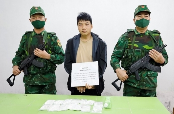 Lực lượng Biên phòng và Hải quan cửa khẩu Móng Cái phối hợp bắt vụ vận chuyển trái phép 8 kg bạc