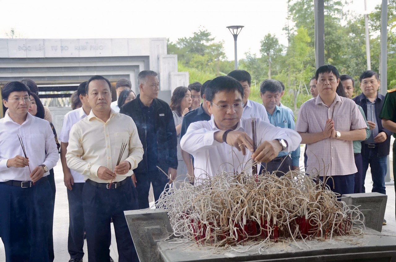 Bộ trưởng Nguyễn Văn Thắng dâng hương tưởng niệm các anh hùng liệt sĩ tại Điện Biên Bộ trưởng Nguyễn Văn Thắng dâng hương tưởng niệm các anh hùng liệt sĩ tại Điện Biên