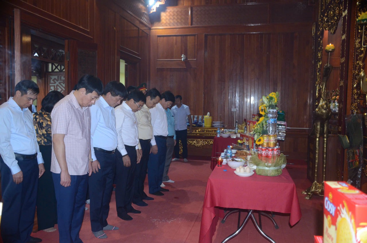Bộ trưởng Nguyễn Văn Thắng dâng hương tưởng niệm các anh hùng liệt sĩ tại Điện Biên Bộ trưởng Nguyễn Văn Thắng dâng hương tưởng niệm các anh hùng liệt sĩ tại Điện Biên