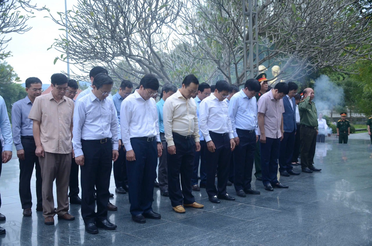 Bộ trưởng Nguyễn Văn Thắng dâng hương tưởng niệm các anh hùng liệt sĩ tại Điện Biên Bộ trưởng Nguyễn Văn Thắng dâng hương tưởng niệm các anh hùng liệt sĩ tại Điện Biên