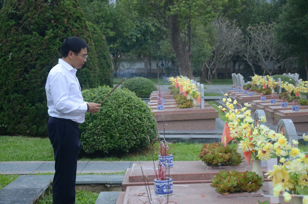 Bộ trưởng Nguyễn Văn Thắng dâng hương tưởng niệm các anh hùng liệt sĩ tại Điện Biên Bộ trưởng Nguyễn Văn Thắng dâng hương tưởng niệm các anh hùng liệt sĩ tại Điện Biên