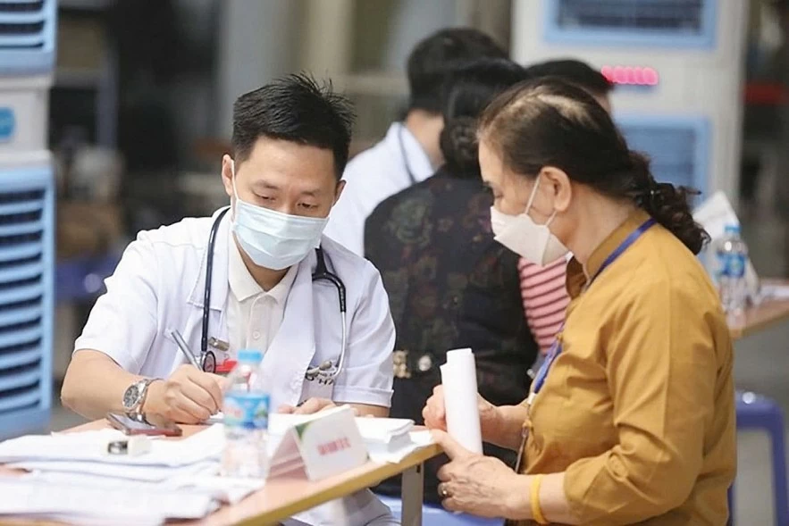 Tặng thẻ bảo hiểm y tế cho người có hoàn cảnh khó khăn, mang Tết ấm đến với người nghèo