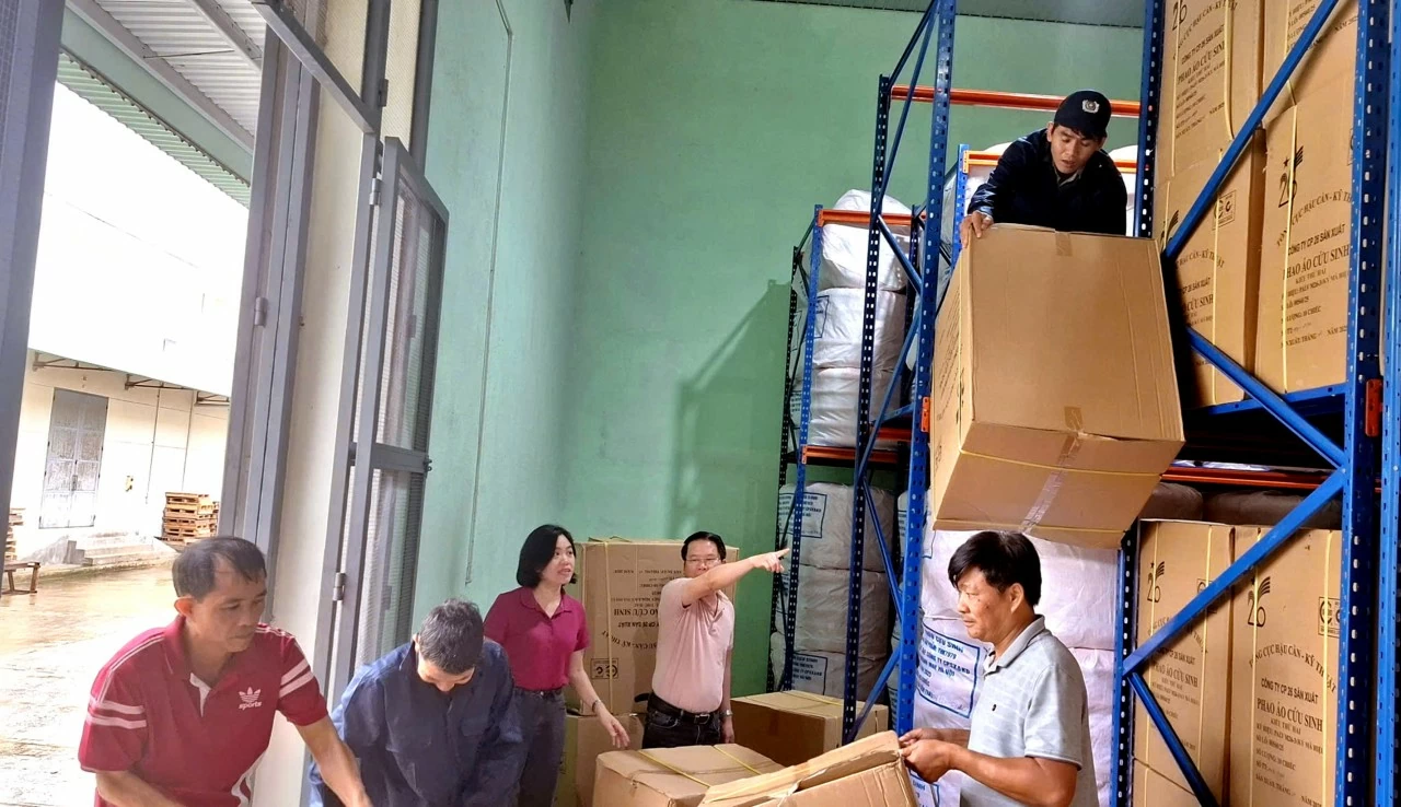 Xuất cấp vật tư, lương thực dự trữ quốc gia cho TP. Huế khắc phục hậu quả thiên tai Xuất cấp vật tư, lương thực dự trữ quốc gia cho TP. Huế khắc phục hậu quả thiên tai