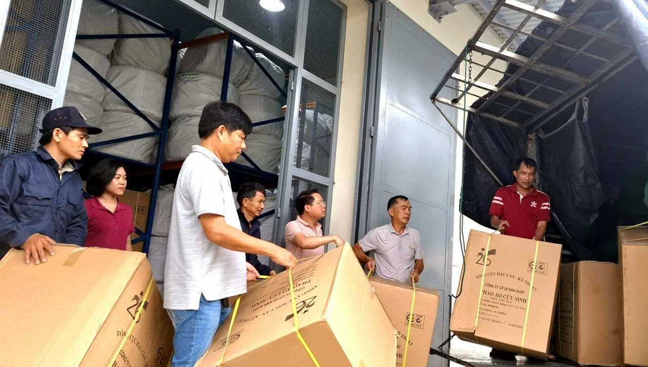 Xuất cấp vật tư, lương thực dự trữ quốc gia cho TP. Huế khắc phục hậu quả thiên tai Xuất cấp vật tư, lương thực dự trữ quốc gia cho TP. Huế khắc phục hậu quả thiên tai