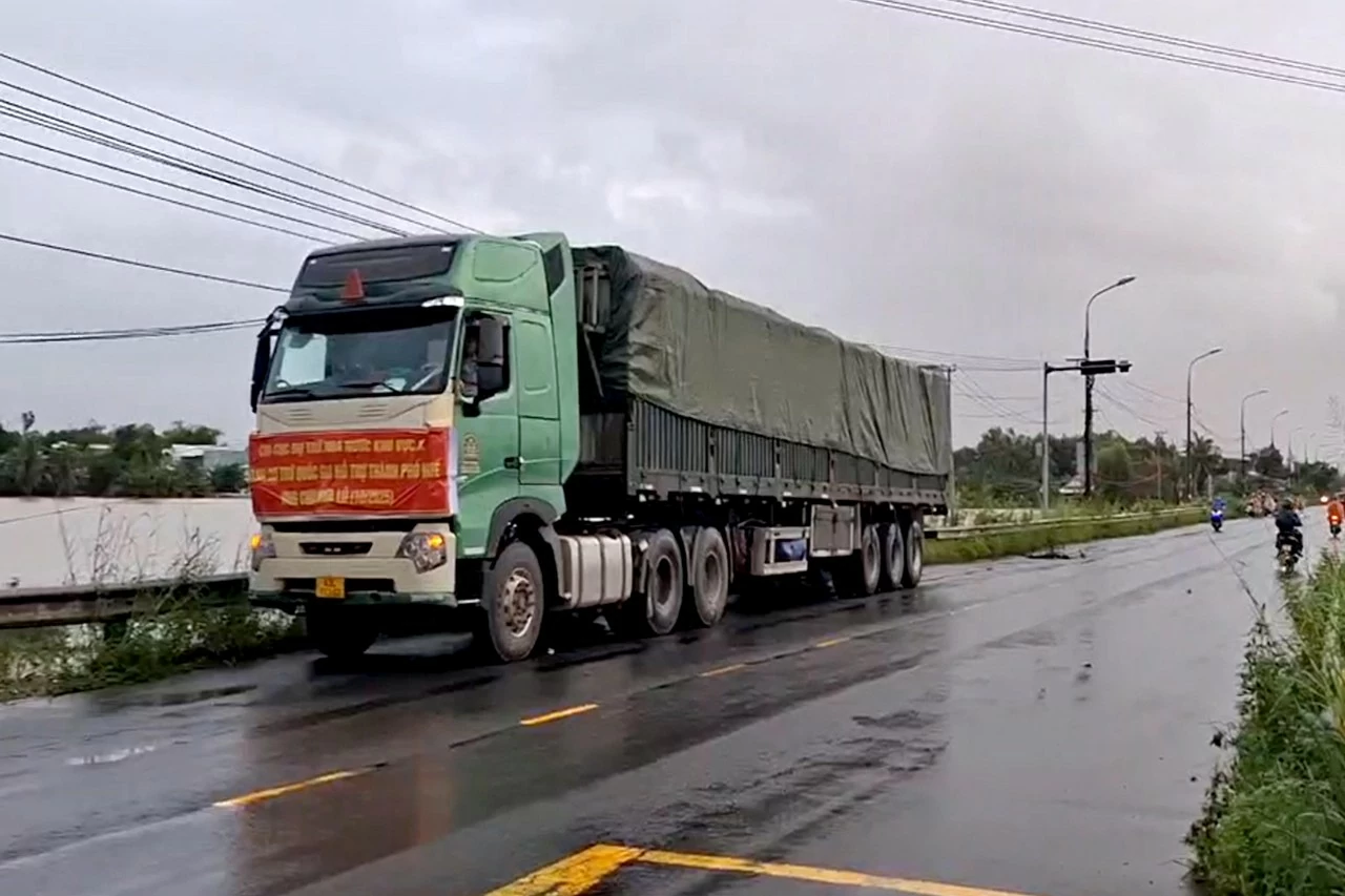 Xuất cấp vật tư, lương thực dự trữ quốc gia cho TP. Huế khắc phục hậu quả thiên tai Xuất cấp vật tư, lương thực dự trữ quốc gia cho TP. Huế khắc phục hậu quả thiên tai