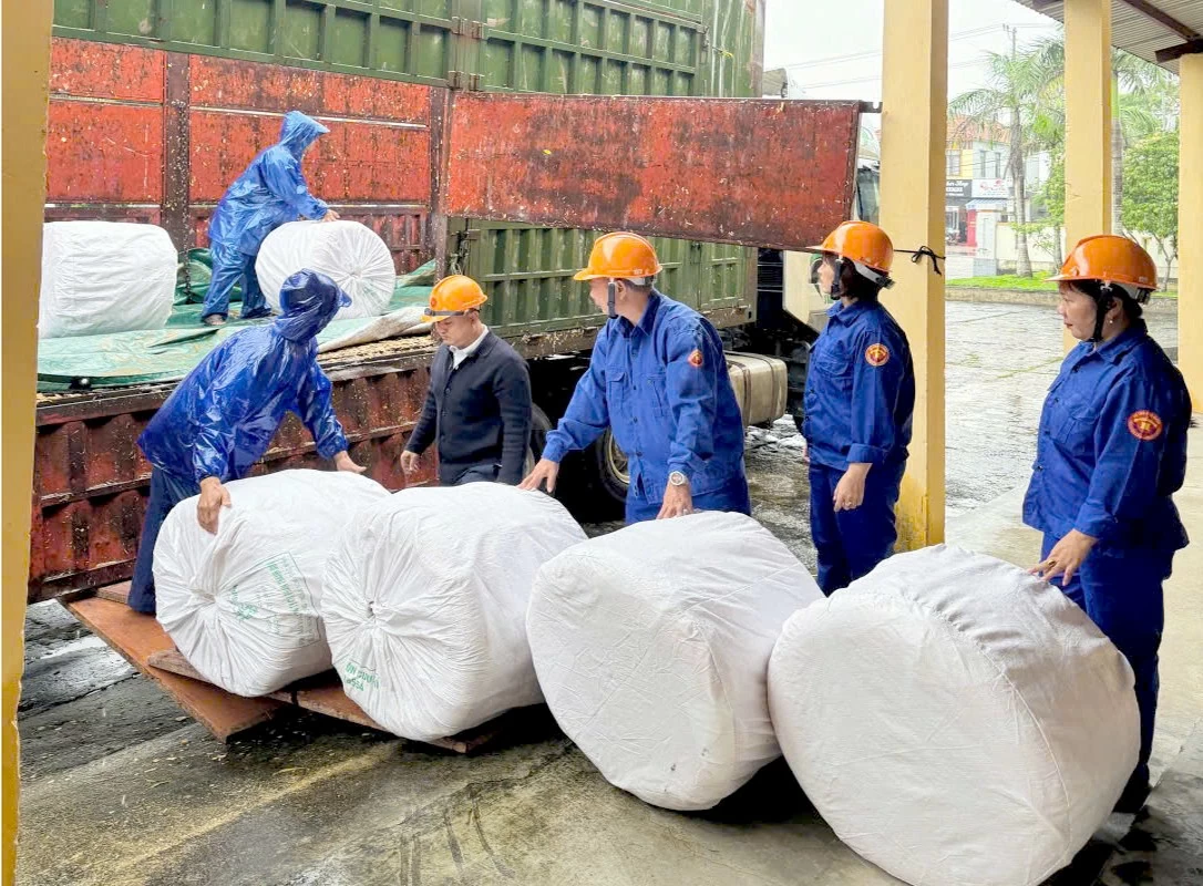 Xuất cấp vật tư, lương thực dự trữ quốc gia cho TP. Huế khắc phục hậu quả thiên tai Xuất cấp vật tư, lương thực dự trữ quốc gia cho TP. Huế khắc phục hậu quả thiên tai