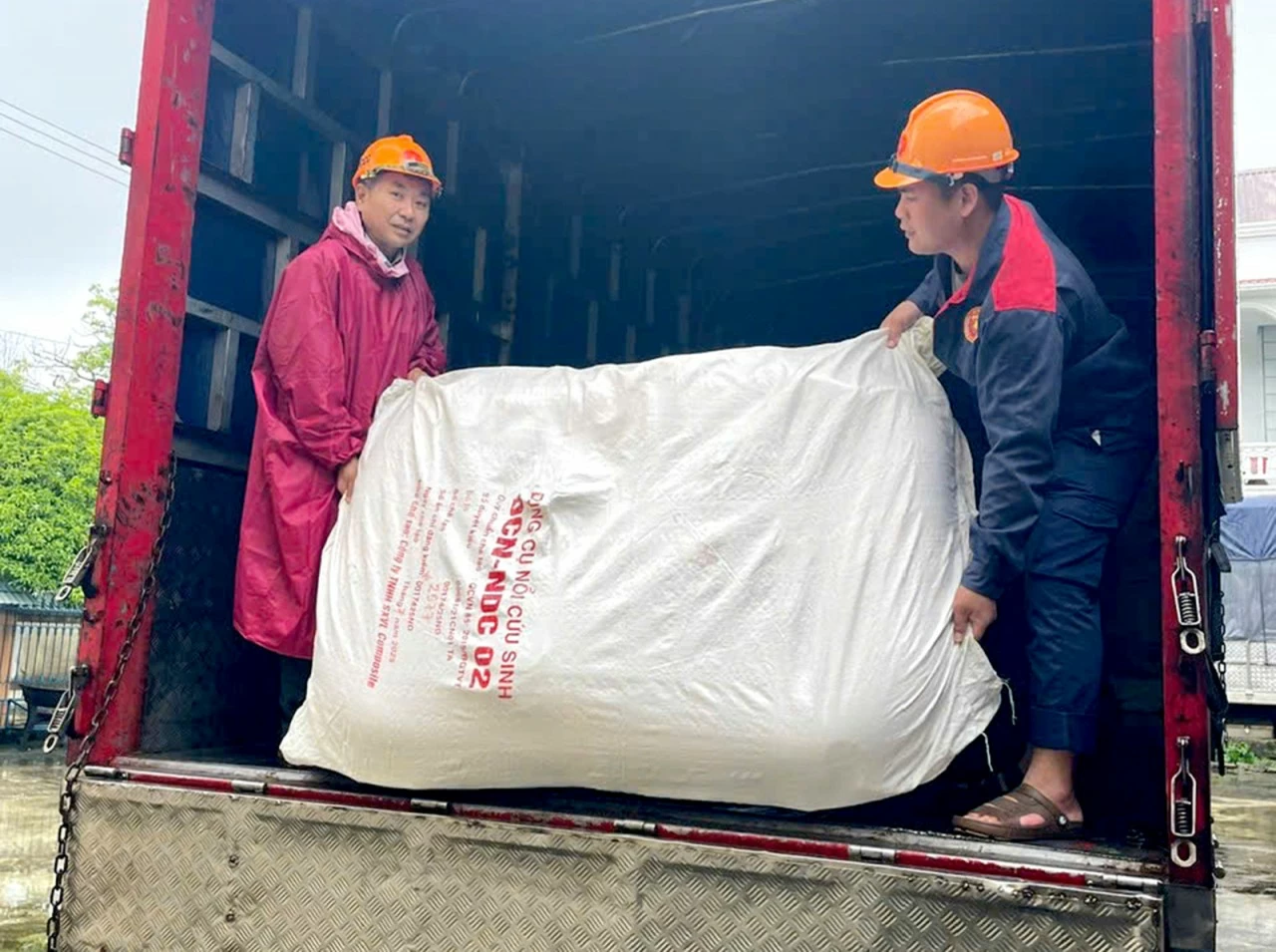 Xuất cấp vật tư, lương thực dự trữ quốc gia cho TP. Huế khắc phục hậu quả thiên tai Xuất cấp vật tư, lương thực dự trữ quốc gia cho TP. Huế khắc phục hậu quả thiên tai