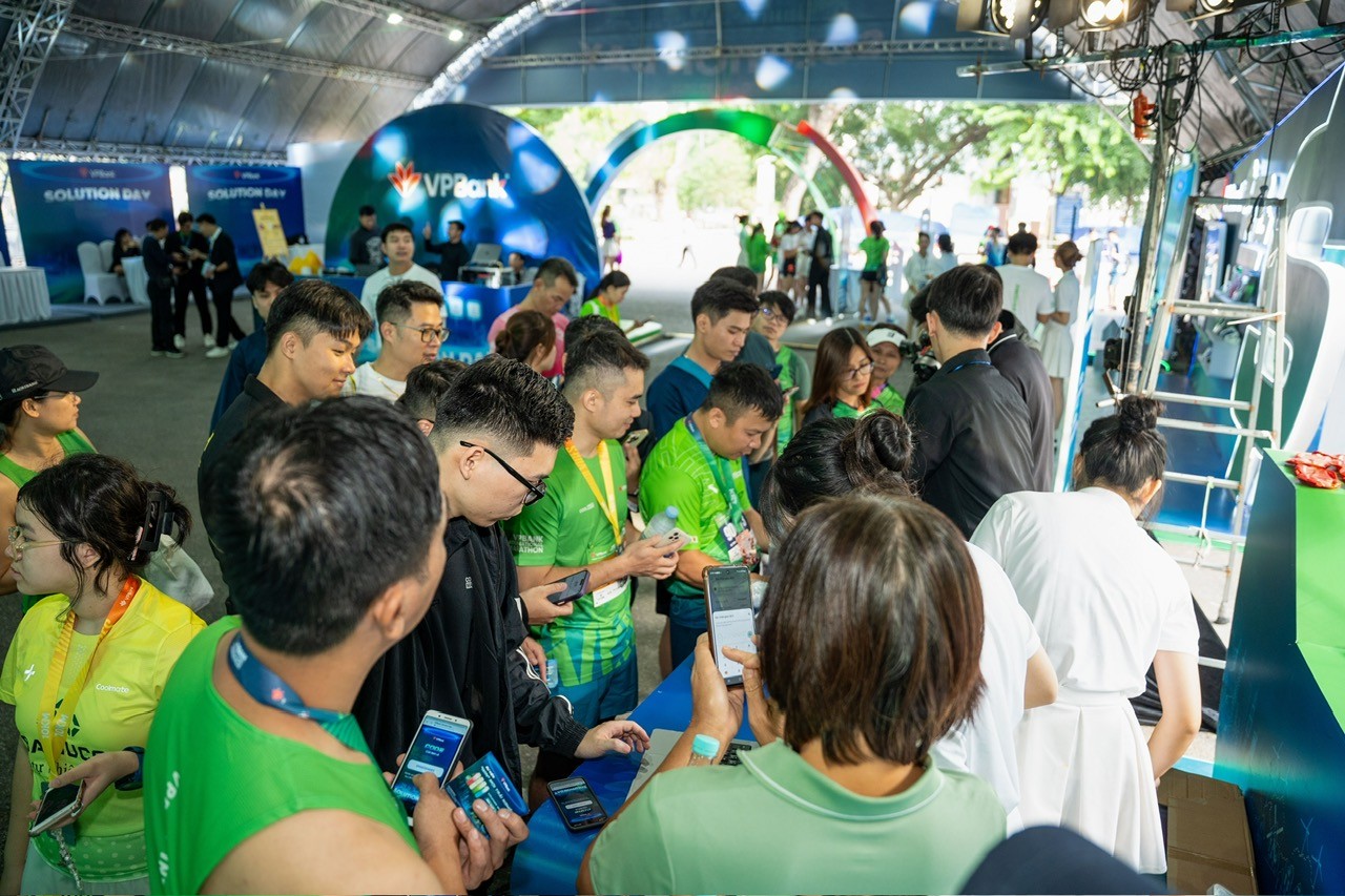 Hàng nghìn người trải nghiệm booth Solution Day tại giải chạy VPIM Hàng nghìn người trải nghiệm booth Solution Day tại giải chạy VPIM