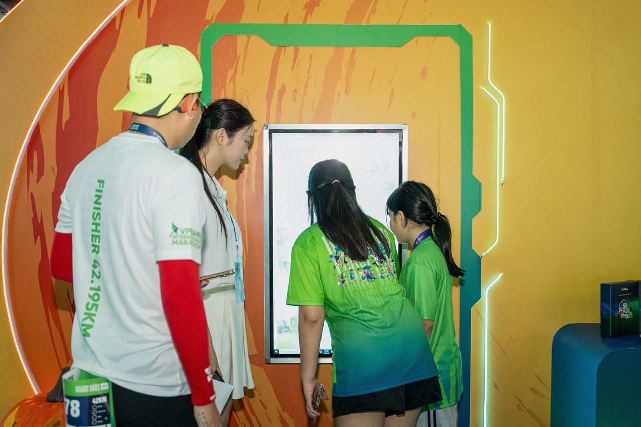 Hàng nghìn người trải nghiệm booth Solution Day tại giải chạy VPIM Hàng nghìn người trải nghiệm booth Solution Day tại giải chạy VPIM