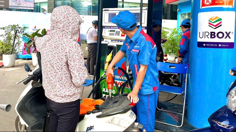 Ngày 31/10: Giá xăng dầu trong nước đồng loạt tăng mạnh, thế giới biến động trái chiều