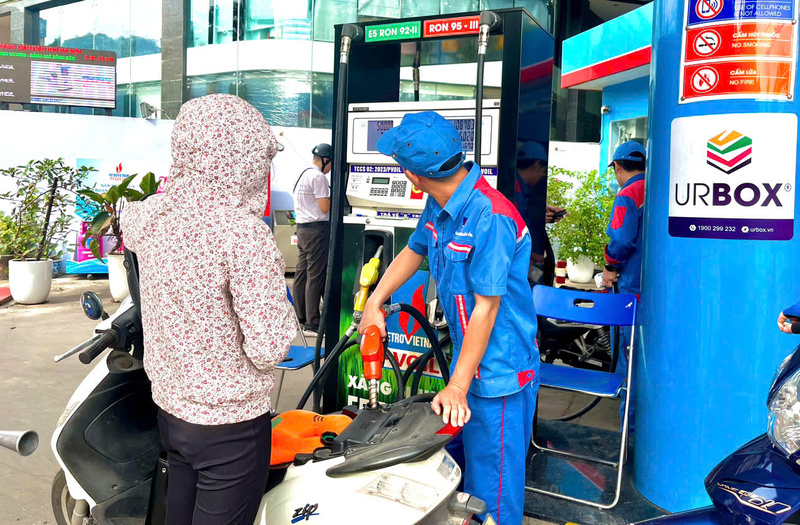 Ngày 31/10: Giá xăng dầu trong nước đồng loạt tăng mạnh, thế giới biến động trái chiều Giá xăng dầu trong nước hôm nay ngày 31/10/2025. P.C