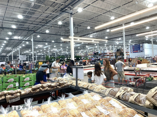 Khách hàng mua sắm tại một trung tâm thương mại ở bang Maryland, Mỹ. (Ảnh: Ngọc Quang/TTXVN) ttxvn-kinh-te-my.jpg