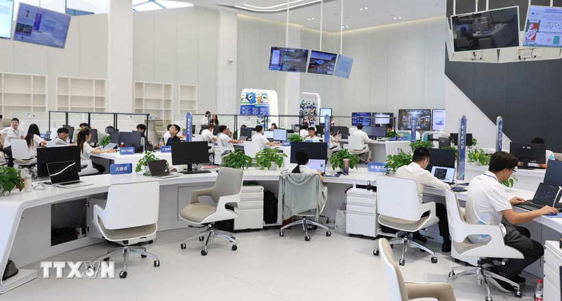 Dự báo kinh tế toàn cầu: Lạc quan hơn về triển vọng tăng trưởng Hoạt động tại doanh nghiệp trí tuệ nhân tạo tại Quảng Tây, Trung Quốc. (Ảnh: Công Tuyên/TTXVN)