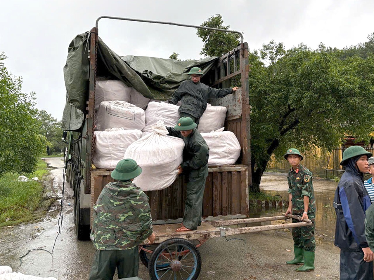 Chi cục Dự trữ Nhà nước khu vực X kịp thời xuất cấp vật tư dự trữ quốc gia (lần 2) cho Huế