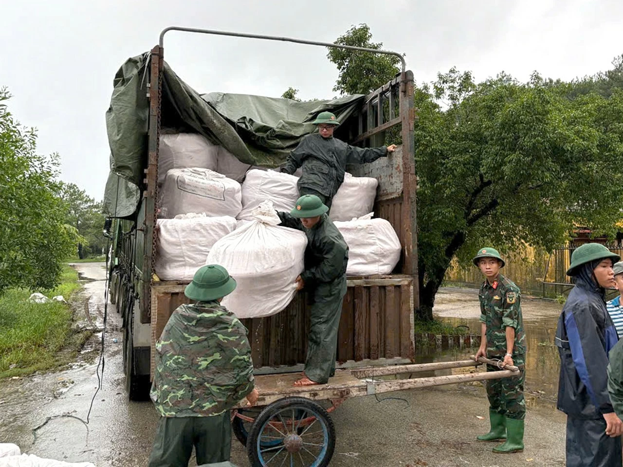 Chi cục Dự trữ Nhà nước khu vực X kịp thời xuất cấp vật tư dự trữ quốc gia (lần 2) cho Huế Chi cục Dự trữ Nhà nước khu vực X kịp thời xuất cấp vật tư dự trữ quốc gia (lần 2) cho Huế