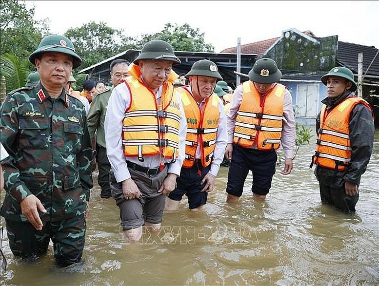 Nối vòng tay lớn vì đồng bào vùng lũ Nối vòng tay lớn vì đồng bào vùng lũ