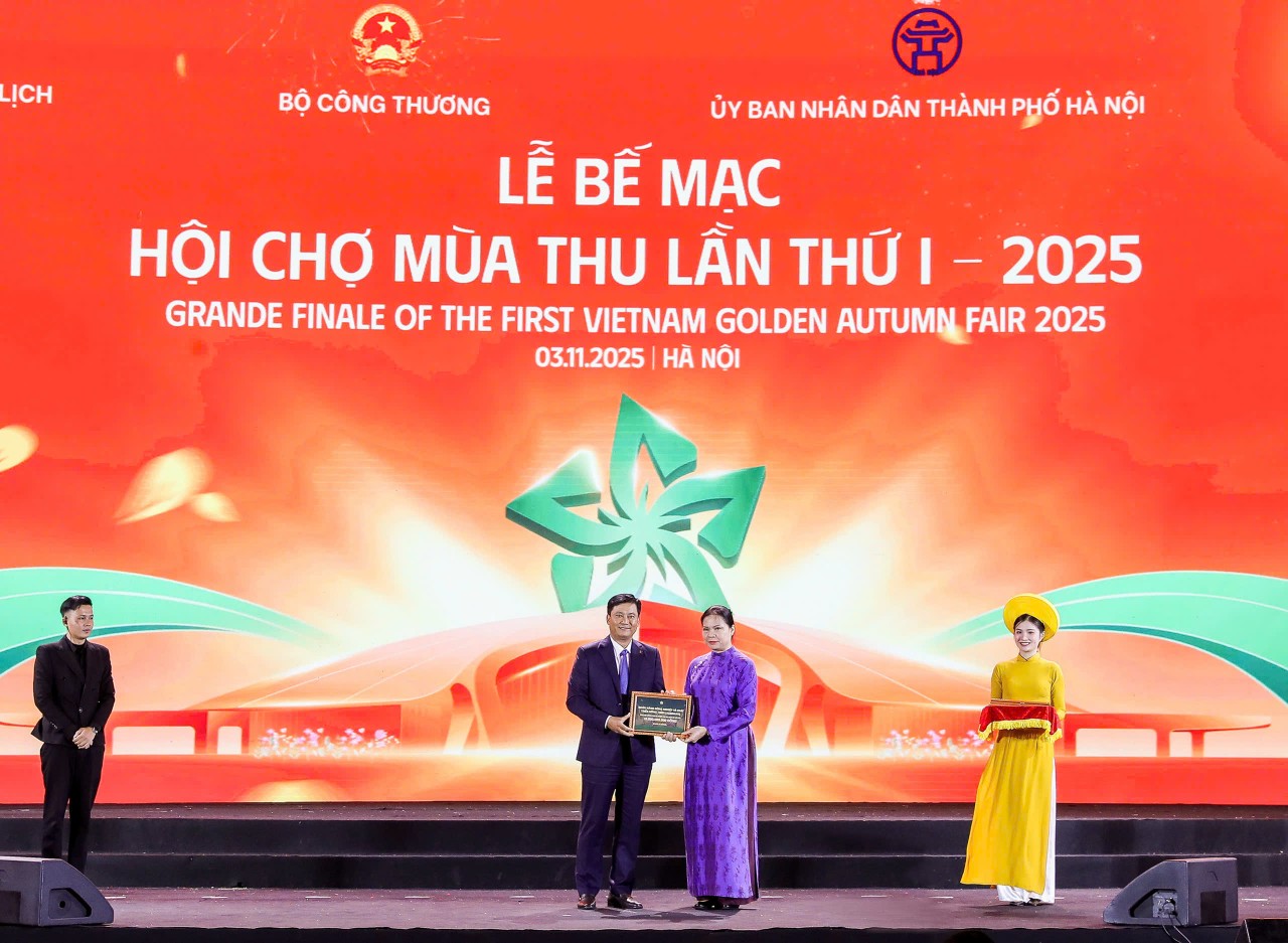 Agribank trao 10 tỷ đồng an sinh xã hội, cùng cả nước hướng về đồng bào vùng bão lũ Agribank trao 10 tỷ đồng an sinh xã hội, cùng cả nước hướng về đồng bào vùng bão lũ