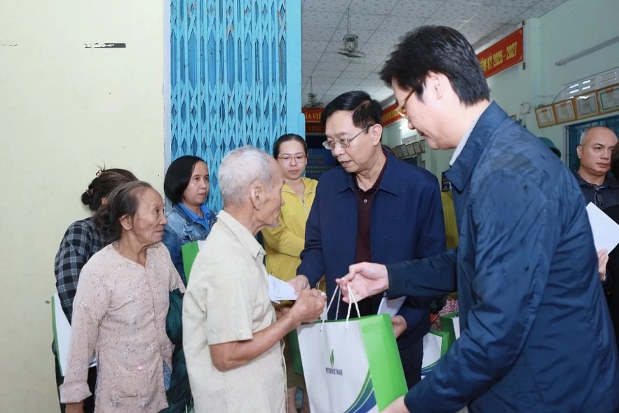 Ấm áp nghĩa tình Petrovietnam để kịp thời hỗ trợ các tỉnh miền Trung bị thiên tai