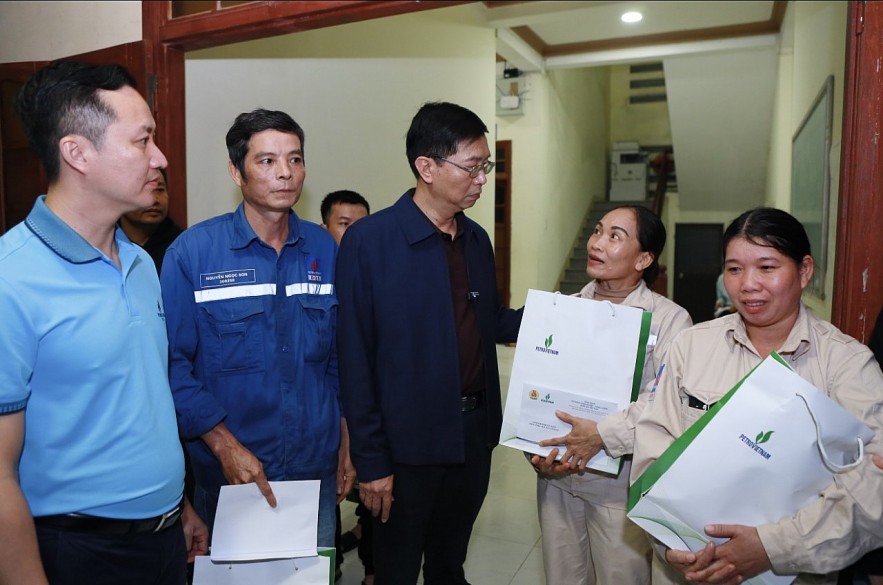 undefined Ấm áp nghĩa tình Petrovietnam để kịp thời hỗ trợ các tỉnh miền Trung bị thiên tai