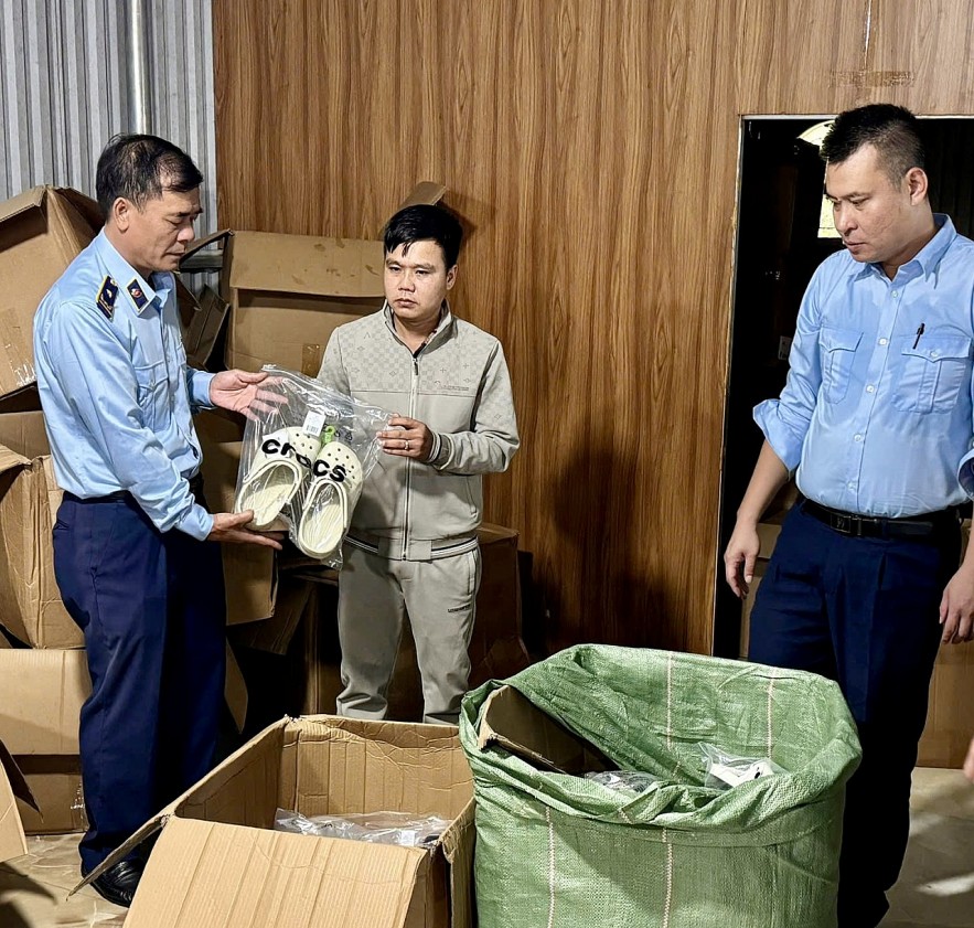 undefined Quảng Ninh: Phát hiện xử lý lượng lớn hàng giả và thực phẩm chức năng nhập lậu