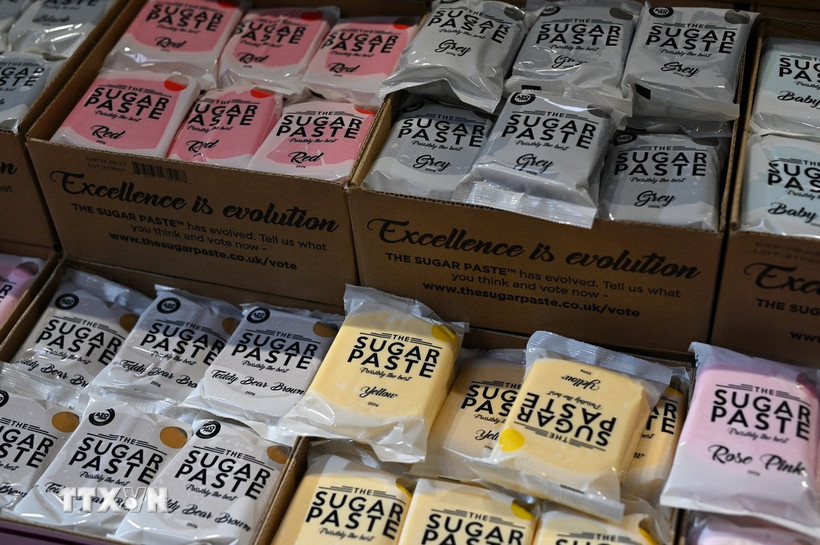 FAO: Giá lương thực thế giới giảm tháng thứ hai liên tiếp do nguồn cung dồi dào Đường được bày bán tại một siêu thị ở Anh. (Ảnh: AFP/TTXVN)