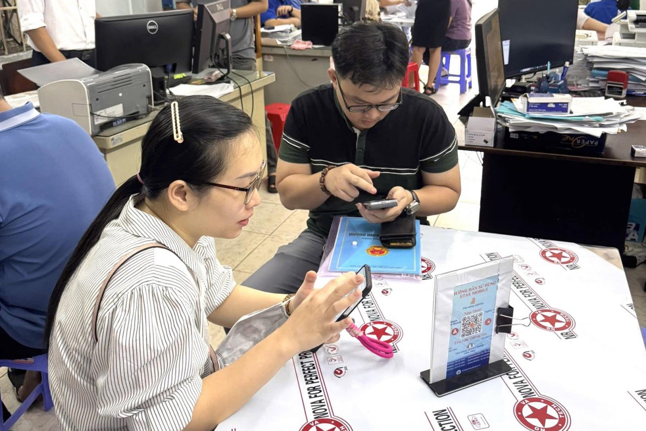 Thuế cơ sở 26 TP. Hồ Chí Minh không quản ngày nghỉ để hỗ trợ hộ kinh doanh