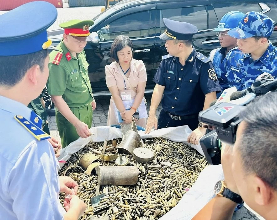 undefined Hải quan bắt giữ hơn 25.000 kg vỏ đạn quân dụng nhập khẩu có dấu hiệu vi phạm