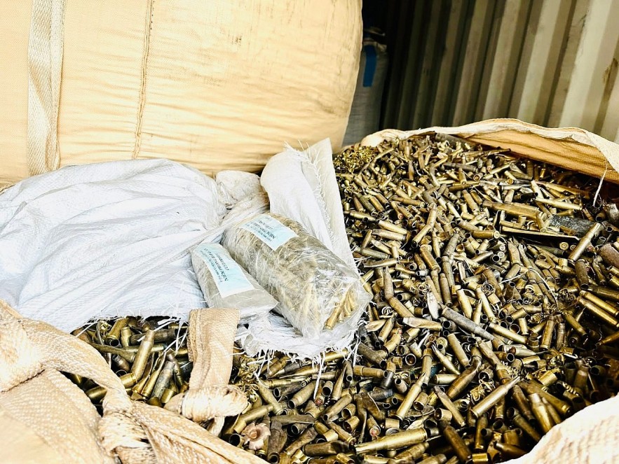 Hải quan bắt giữ hơn 25.000 kg vỏ đạn quân dụng nhập khẩu có dấu hiệu vi phạm