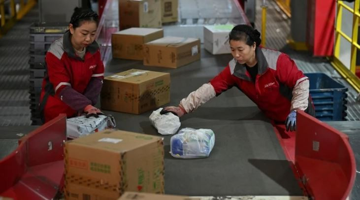 Người tiêu dùng Trung Quốc thờ ơ với “Ngày Độc thân” giữa lo ngại kinh tế Công nhân Trung Quốc phân loại các gói hàng tại kho của JD trong Ngày độc thân. (Nguồn: RTE)