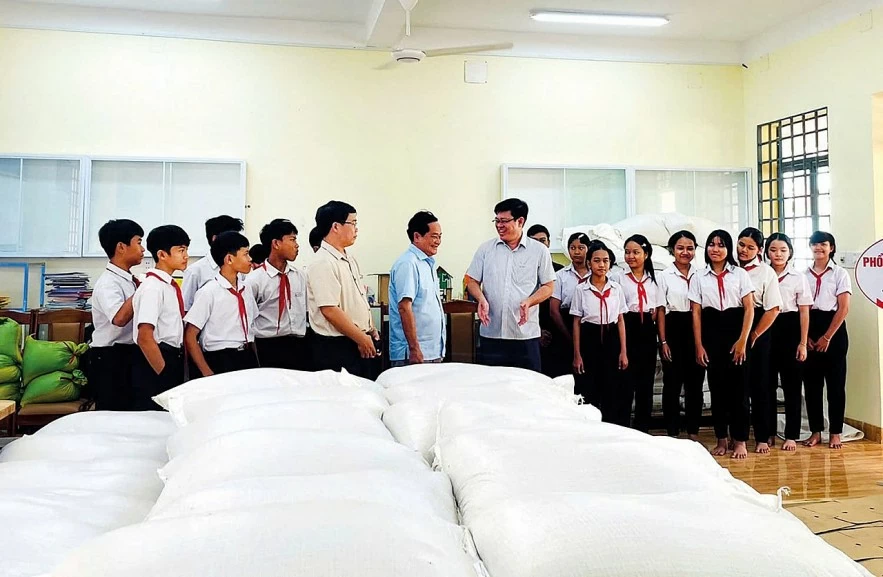 Chi cục Dự trữ Nhà nước khu vực II: Hoàn thành xuất cấp gạo dự trữ hỗ trợ học sinh Chi cục Dự trữ Nhà nước khu vực II: Hoàn thành xuất cấp gạo dự trữ hỗ trợ học sinh