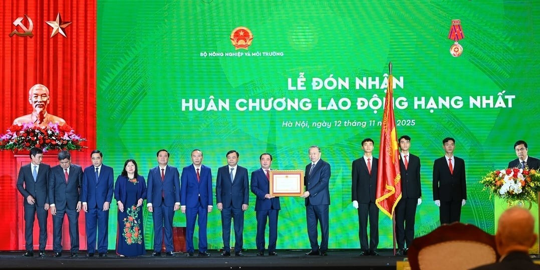 Tổng Bí thư Tô Lâm trao Huân chương Lao động hạng Nhất cho Bộ Nông nghiệp và Môi trường