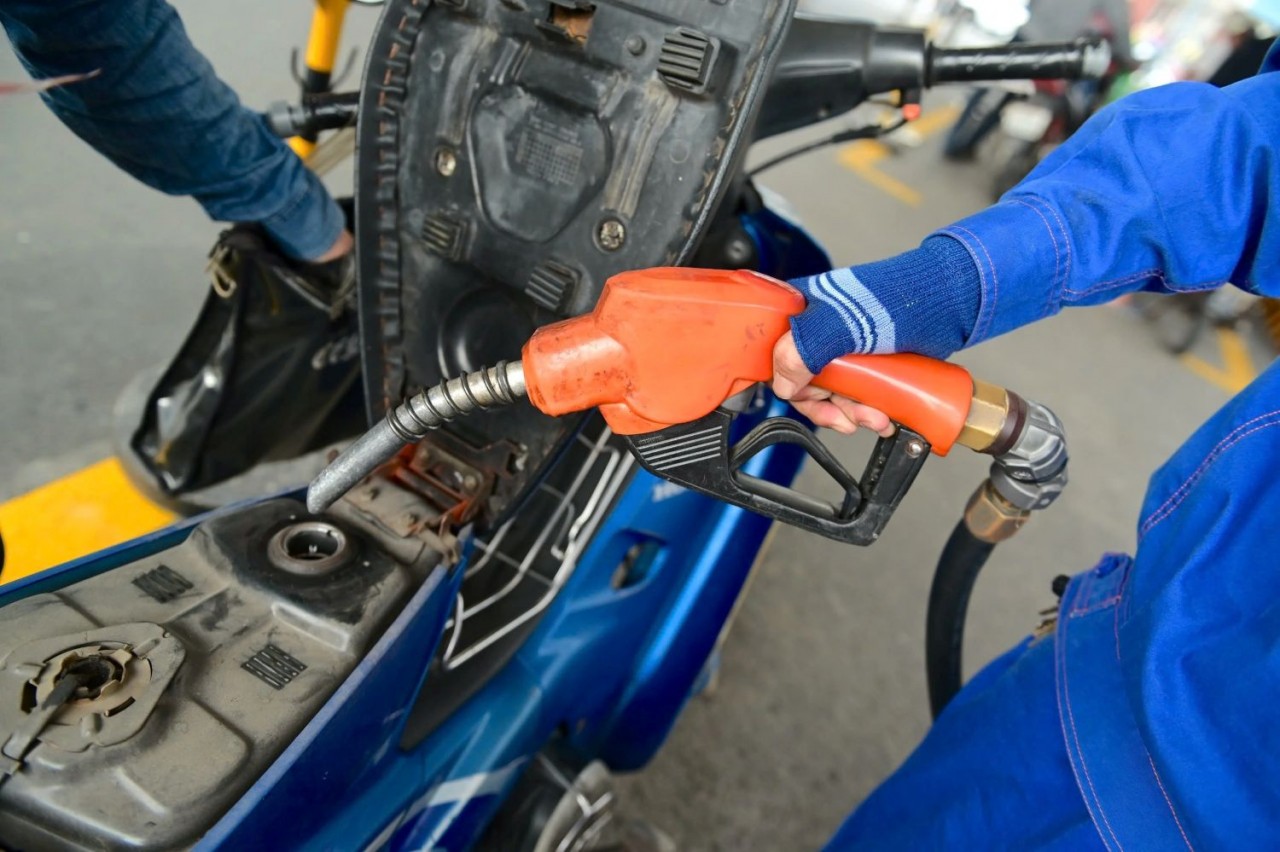 15h chiều ngày 13/11, giá xăng tăng lên 162 đồng/lít 15h chiều ngày 13/11, giá xăng tăng lên 162 đồng/lít