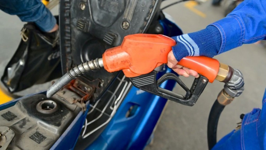 15h chiều ngày 13/11, giá xăng tăng lên 162 đồng/lít