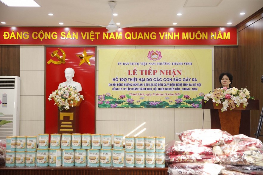 Trao quà hỗ trợ, khắc phục hậu quả bão lũ tại phường Thành Vinh, tỉnh Nghệ An