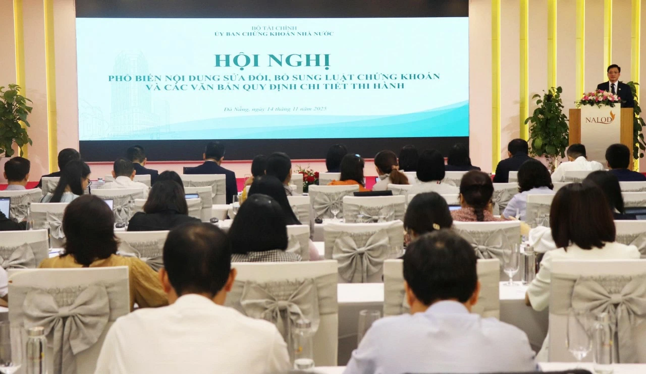 Ủy ban Chứng khoán Nhà nước phổ biến Luật Chứng khoán sửa đổi tại khu vực miền Trung Ủy ban Chứng khoán Nhà nước phổ biến Luật Chứng khoán sửa đổi tại khu vực miền Trung