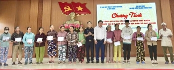 Hải quan trao quà cho đồng bào xã Duy Nghĩa, TP. Đà Nẵng khắc phục hậu quả mưa bão