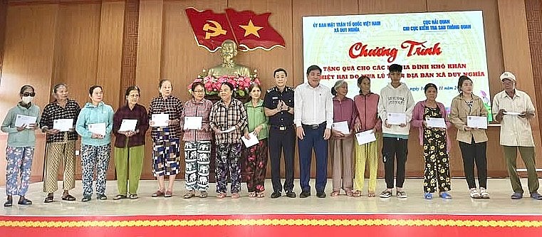 undefined Hải quan trao quà cho đồng bào xã Duy Nghĩa, TP Đà Nẵng khắc phục hậu quả mưa bão