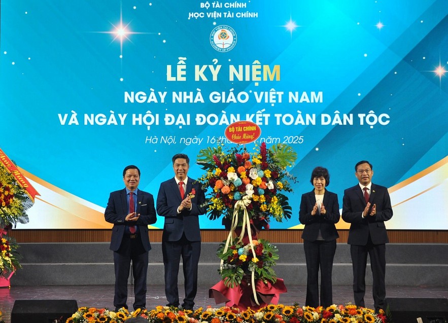 Học viện Tài chính kỷ niệm Ngày nhà giáo Việt Nam và Ngày hội đại đoàn kết toàn dân tộc Học viện Tài chính kỷ niệm Ngày Nhà giáo Việt Nam và Ngày hội đại đoàn kết toàn dân tộc