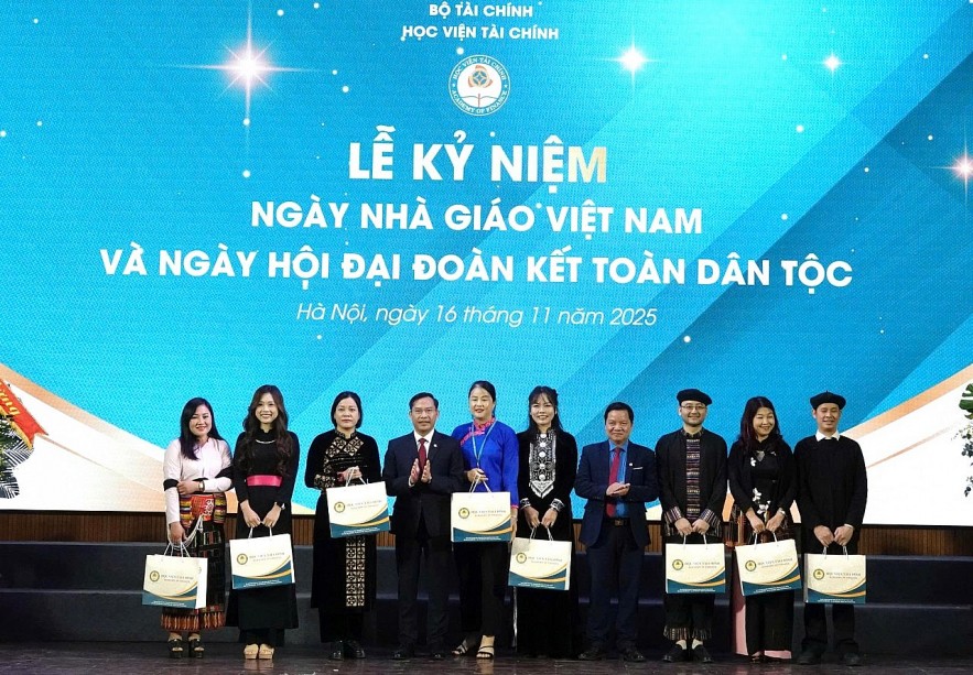Học viện Tài chính kỷ niệm Ngày nhà giáo Việt Nam và Ngày hội đại đoàn kết toàn dân tộc Học viện Tài chính kỷ niệm Ngày Nhà giáo Việt Nam và Ngày hội đại đoàn kết toàn dân tộc