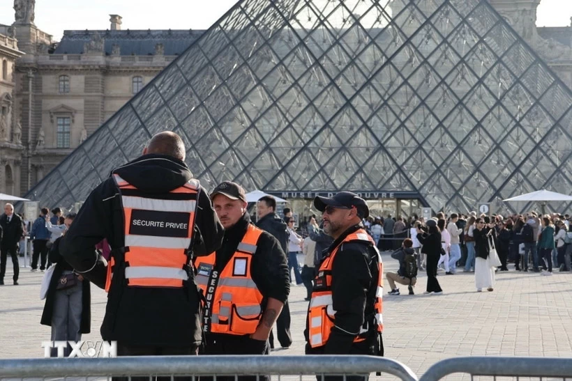 Lực lượng an ninh gác bên ngoài bảo tàng Louvre ở thủ đô Paris, Pháp. (Nguồn: THX/TTXVN)