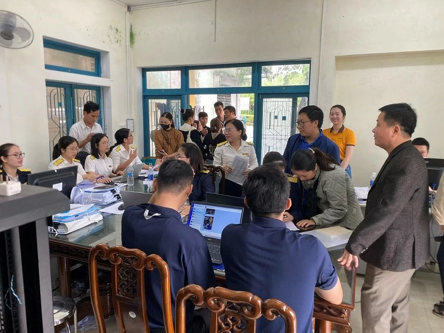 Thuế TP. Huế khảo sát tình hình triển khai 45 ngày cao điểm chuyển đổi sang kê khai với hộ kinh doanh