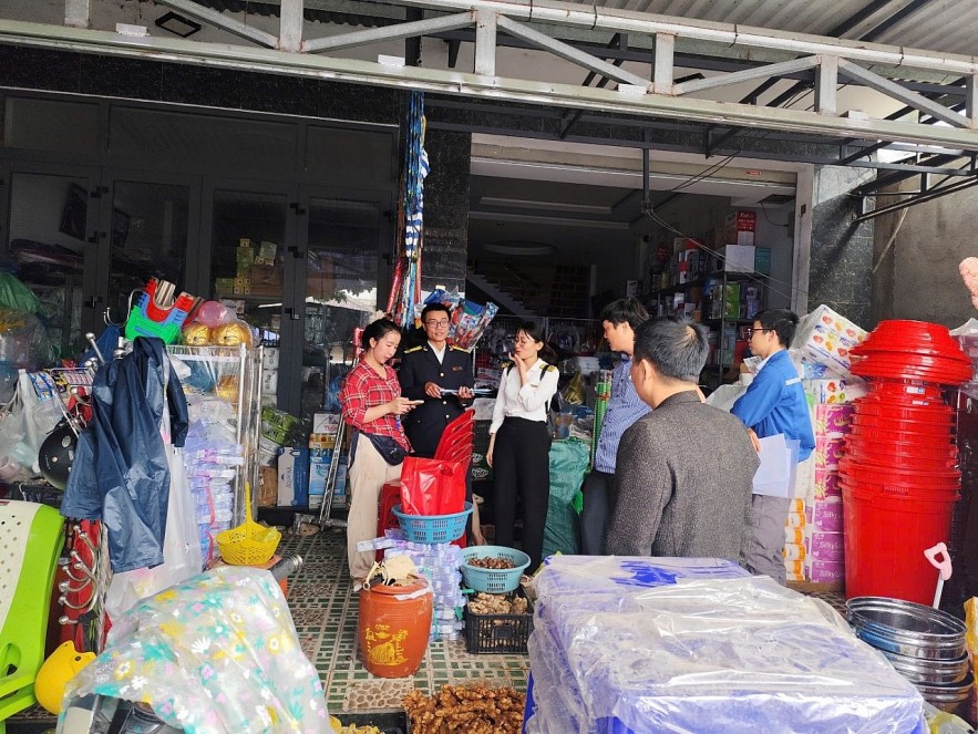 Thuế TP. Huế khảo sát tình hình triển khai 45 ngày cao điểm chuyển đổi sang kê khai với hộ kinh doanh Thuế TP. Huế khảo sát tình hình triển khai 45 ngày cao điểm chuyển đổi sang kê khai với hộ kinh doanh