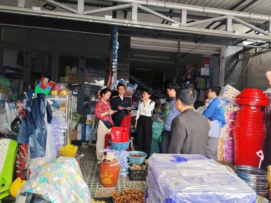 Thuế TP. Huế khảo sát tình hình triển khai 45 ngày cao điểm chuyển đổi sang kê khai với hộ kinh doanh